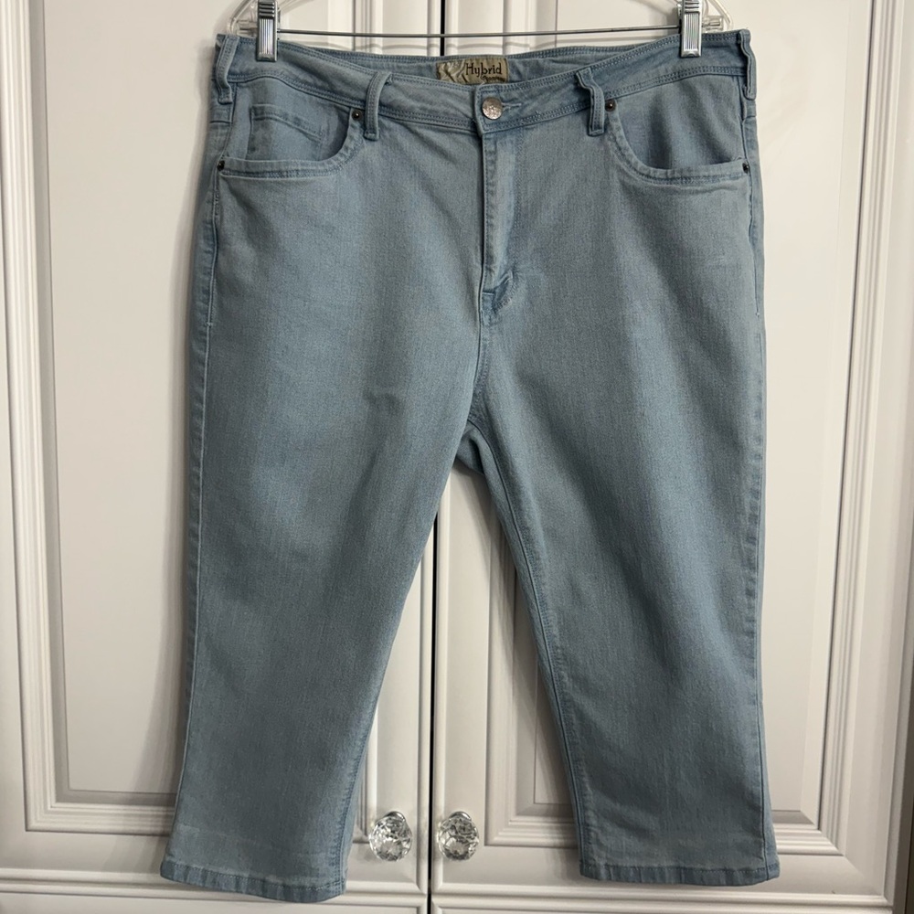 Hybrid & Company Women’s Size 16 Light Coloured Denim Capris 5 Pocket Design
